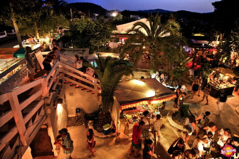 mercadillo hippy las dalias san carlos santa eulalia ibiza 12 3 768x511